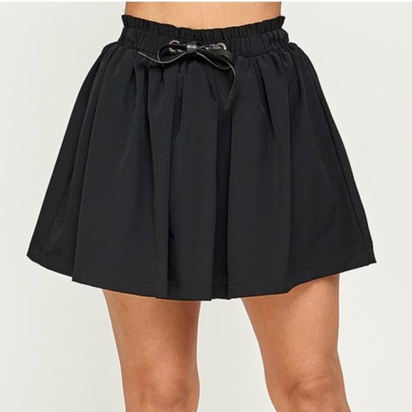 Black skirt with pleather drawstring - Picture 1 of 3